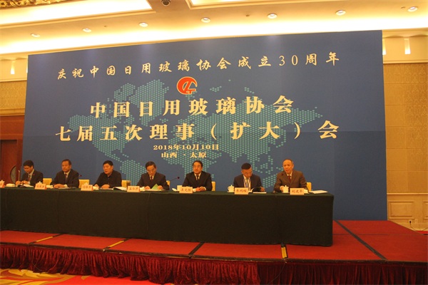 【喜報(bào)】宏達(dá)玻璃獲「中國(guó)大型玻璃容器龍頭企業(yè)」稱(chēng)號(hào)